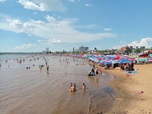 Playa San José repleta de veraneantes el primer día de 2023 - Nacionales - ABC Color