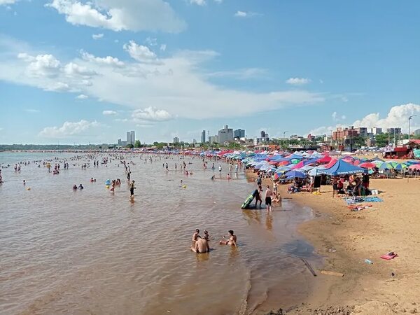 Playa San José repleta de veraneantes el primer día de 2023 - Nacionales - ABC Color