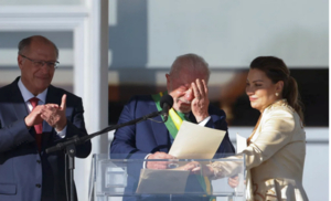 Muy emocionado, Lula habló ante una multitud en Brasilia