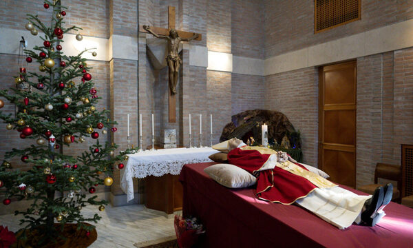 Difundieron las primeras imágenes del cuerpo de Benedicto XVI en la capilla ardiente del Vaticano