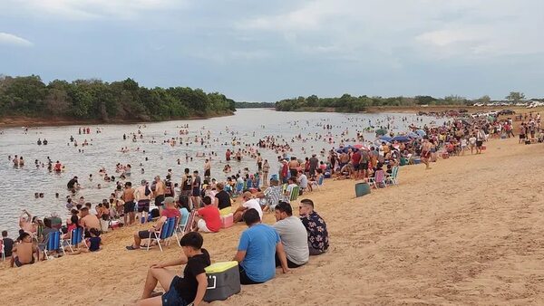 Miles de personas visitaron la playa Potrerito, en Ñeembucú - Nacionales - ABC Color