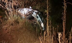 Conductor abandona vehículo tras vuelco