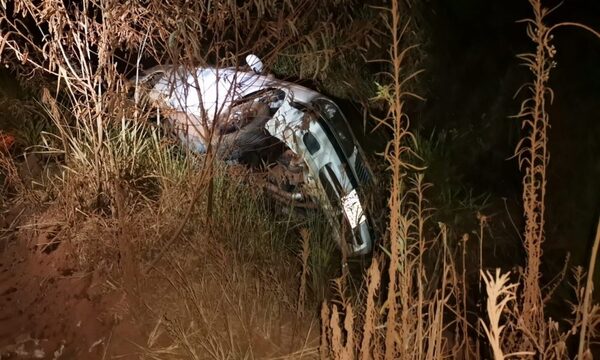 Conductor abandona vehículo tras vuelco