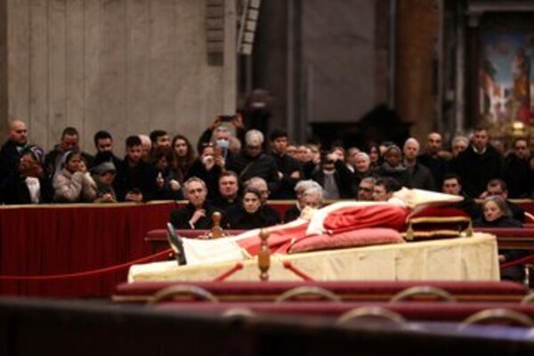 Trasladan el cuerpo de Benedicto XVI a la Basílica de San Pedro en el Vaticano - Radio Imperio