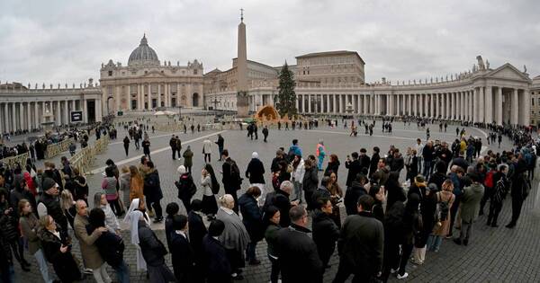 La Nación / La capilla ardiente de Benedicto XVI se abre para despedir al papa emérito