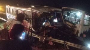 Violento choque de buses deja tres heridos en Pedrozo