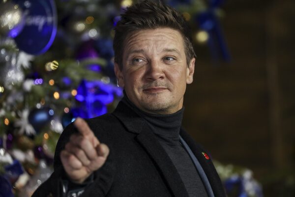 El actor Jeremy Renner sufrió un accidente y se encuentra en un estado crítico - trece