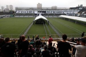 Aficionados brasileños pasan la noche en la fila para el velatorio de Pelé - Mundo - ABC Color