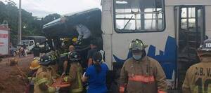 Tremendo choque de colectivos en la "bajada de la muerte" deja 5 heridos