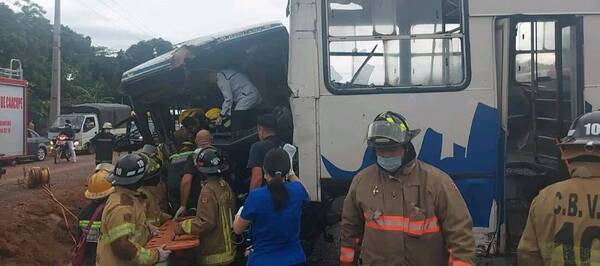 Tremendo choque de colectivos en la "bajada de la muerte" deja 5 heridos