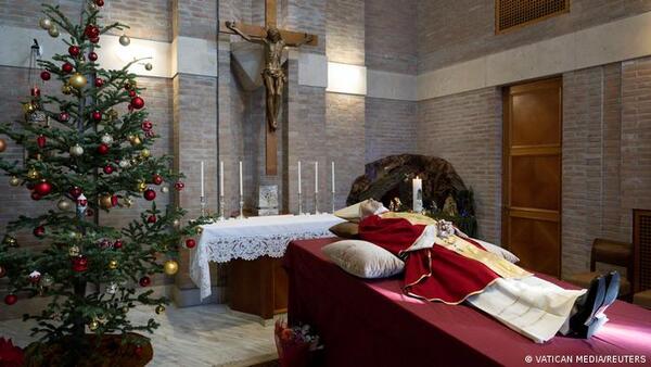 Abre la capilla ardiente de Benedicto XVI en la basílica de San Pedro