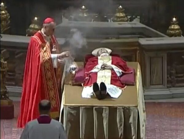 Trasladan restos mortales de Benedicto XVI a la Basílica de San Pedro · Radio Monumental 1080 AM