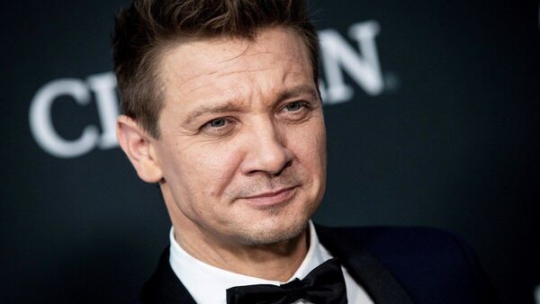 Actor Jeremy Renner sufre accidente con quitanieves | 1000 Noticias