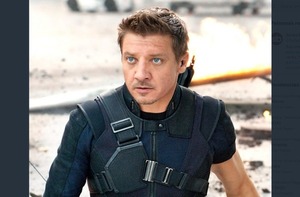 «Hawkeye» grave tras sufrir un terrible accidente quitando nieve