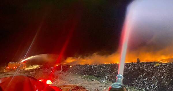 La Nación / Bomberos controlan voraz incendio en un vertedero de Villa Hayes