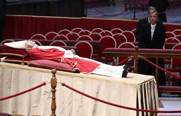 Benedicto XVI será enterrado en la antigua tumba de Juan Pablo II - Mundo - ABC Color