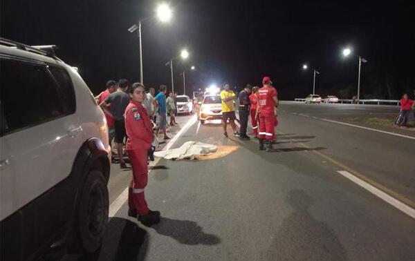 Transeúnte muere arrollado y conductor se da a la fuga en Coronel Oviedo – Prensa 5