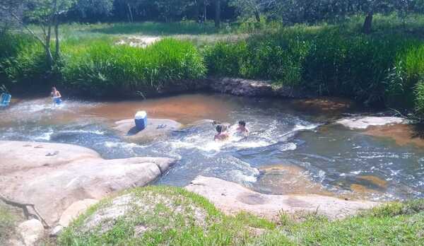 En balnearios de Valenzuela, bañistas aprovecharon para un fresco chapuzón por el primer día del 2023 - Noticiero Paraguay