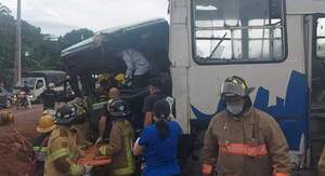 Grave accidente tras choque de dos buses en Ypacarai