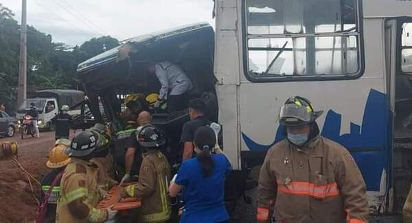 Grave accidente tras choque de dos buses en Ypacarai