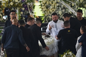 Miles de personas le dan el último adiós al rey Pelé en el estadio del Santos - .::Agencia IP::.