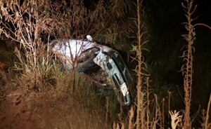 Volcó vehículo y lo dejó abandonado en la cuneta