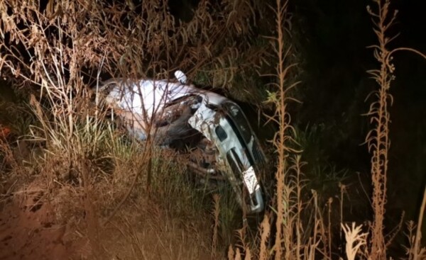 Volcó vehículo y lo dejó abandonado en la cuneta