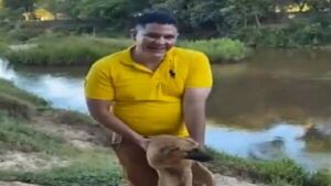 Villarrica: En medio de burlas, jóvenes lanzan a un perro al agua