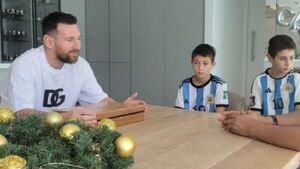 Messi recibe libro dedicado por sus vecinos de Rosario