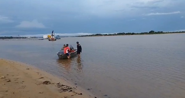Adolescente es arrastrada por el río y dos hombres intentan salvarla: todos desaparecieron