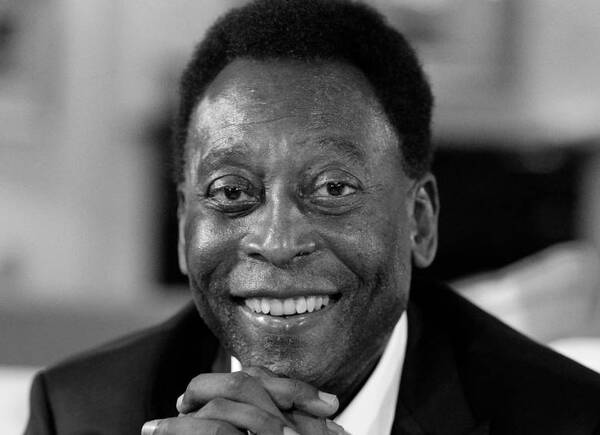 Miles de personas le dan el último adiós al rey Pelé en el estadio del Santos - El Independiente