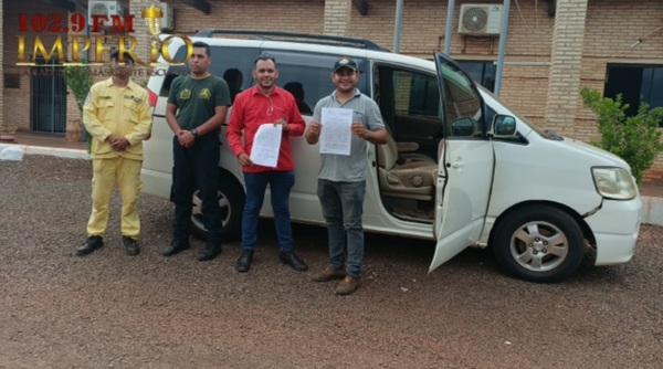 Senad entrega un furgón a los Bomberos Amarillo en carácter de depositario judicial - Radio Imperio