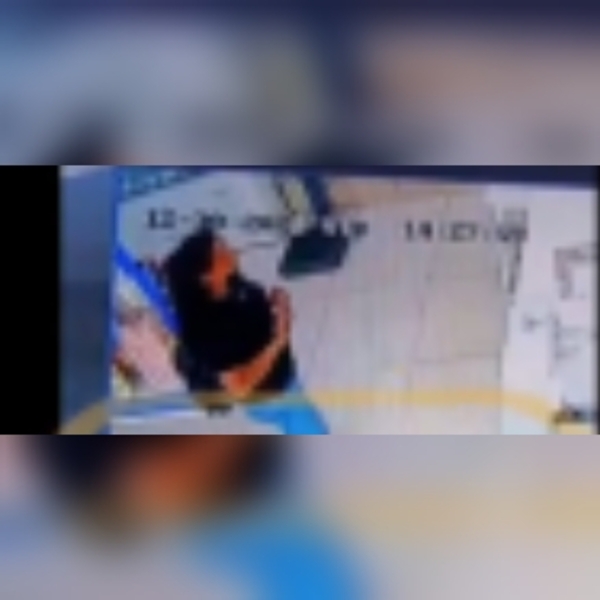 Captan a ladrona de bebé en imágenes de una farmacia