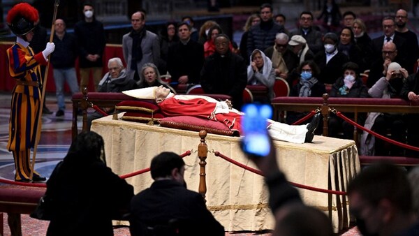 La despedida a Benedicto XVI: miles de fieles desfilan en la basílica de San Pedro
