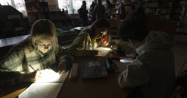 La Nación / Biblioteca de Irpin, un oasis en medio de la guerra