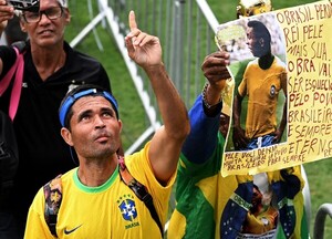 Diario HOY | Brasileños viajan a Santos para homenajear al mítico Pelé