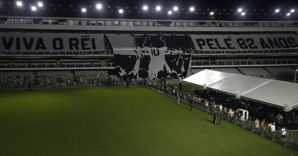 La Nación / Los brasileños siguen colmado estadio para despedir al rey Pelé