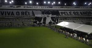 La Nación / Los brasileños siguen colmando un estadio para despedir al rey Pelé