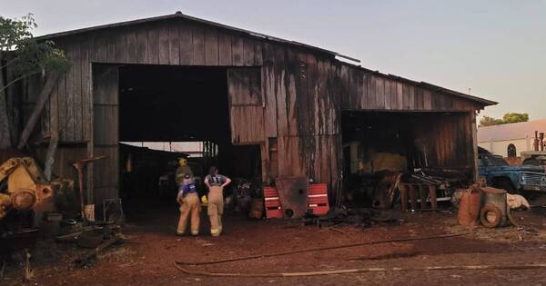La Nación / En supuesto incendio intencional, un taller fue consumido por el fuego en Naranjal