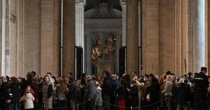 La Nación / El Vaticano reportó 65.000 personas en primer día para despedir a Benedicto XVI