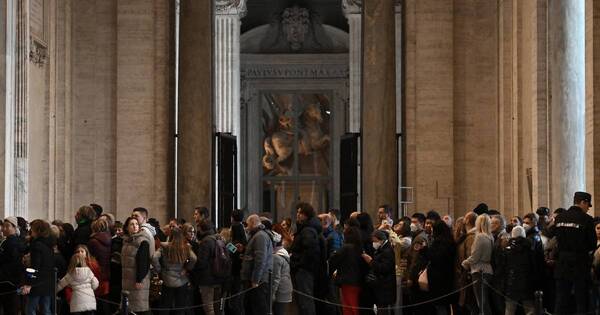 La Nación / El Vaticano reportó 65.000 personas en primer día para despedir a Benedicto XVI