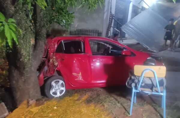 Piedras trituradas sobre el asfalto causan accidente en Itauguá - Policiales - ABC Color