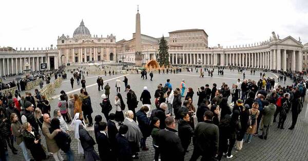 La Nación / Fieles se despiden de Benedicto XVI