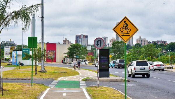 PMT insta a los peatones a evitar usar la bicisenda de la Costanera