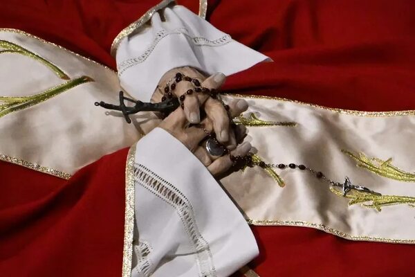 Capilla ardiente de Benedicto XVI abre por segundo día en espera del funeral - Mundo - ABC Color