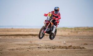 Sanders logra su primera victoria de etapa y toma la punta en motos