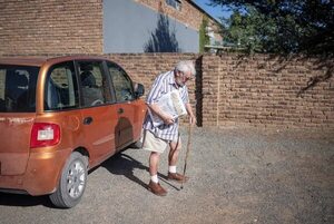 El periodista de 90 años que reparte periódicos en el desierto de Sudáfrica - Mundo - ABC Color