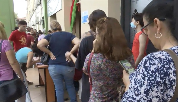 Inmensa fila de personas para ponerse la vacuna contra la fiebre amarilla - trece