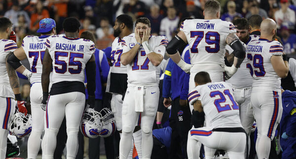 Jugador de la NFL sufre un paro cardiaco tras recibir un duro golpe