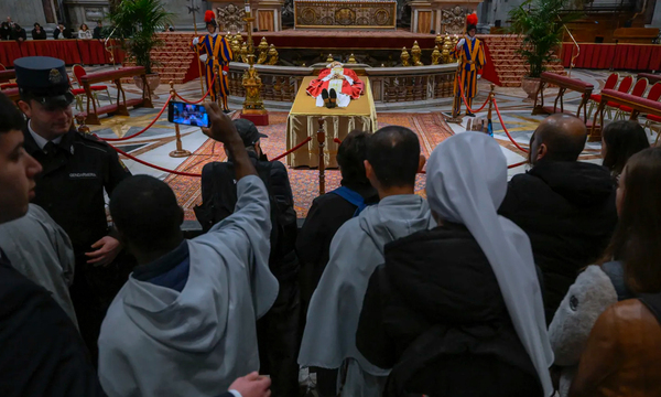 Miles de fieles despidieron a Benedicto XVI en la capilla ardiente de la basílica de San Pedro - OviedoPress